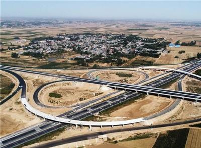 擎起城市脊梁 聚焦建筑風(fēng)采，山東安成鋼結(jié)構(gòu)工程以務(wù)實(shí)高效鑄就公路繁榮